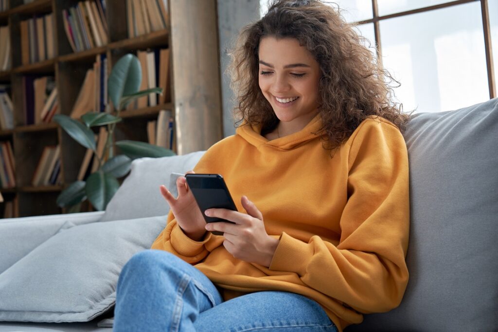 Handytarife junge Frau auf dem Sofa