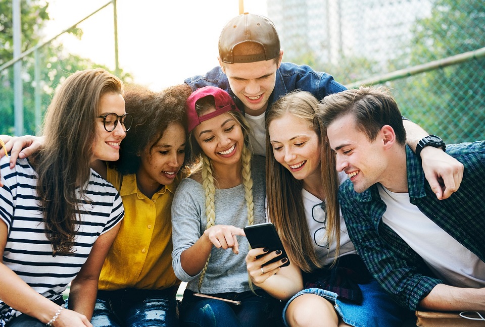 Junge Menschen mit Smartphone